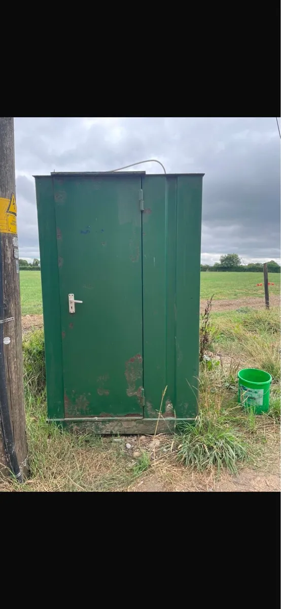 Outdoor yard/building site toilet - Image 2