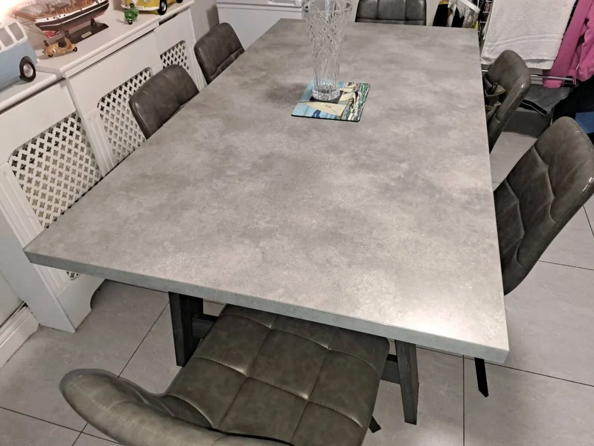 Table and chairs - Image 2