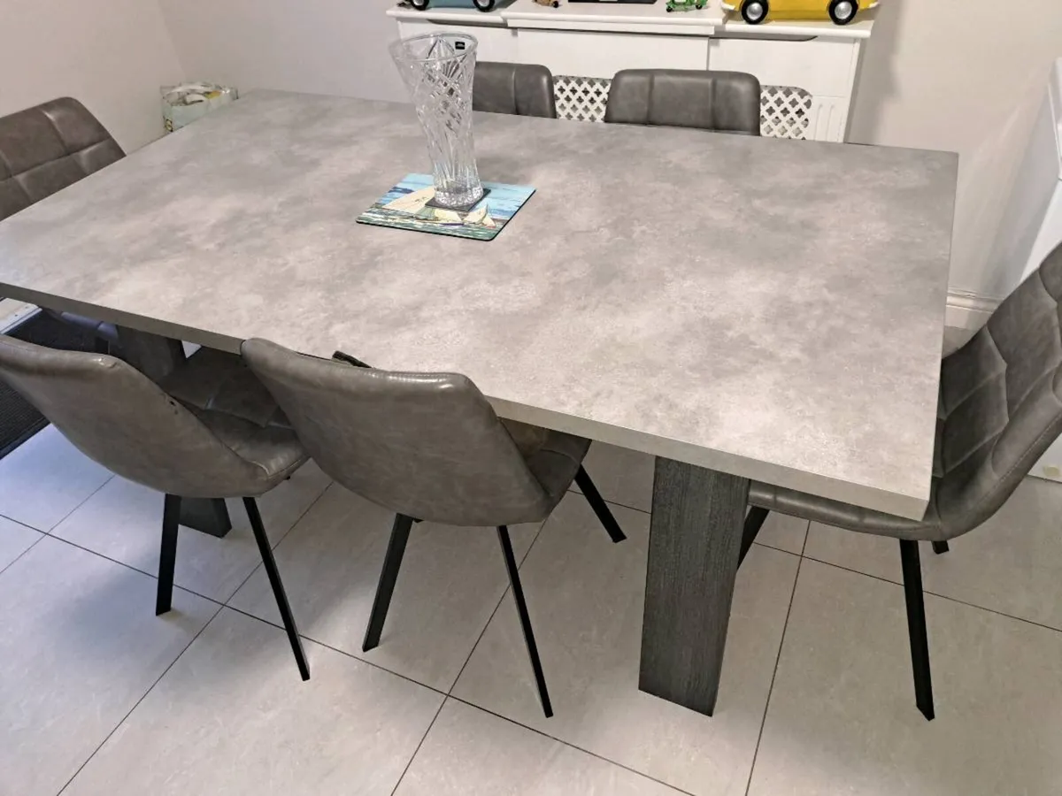 Table and chairs - Image 1