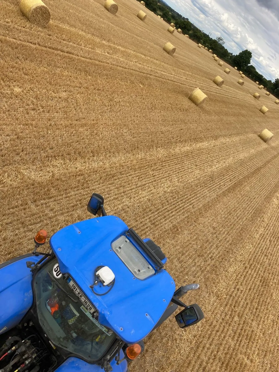 Round 4x4 spring barley&chopped square bale wheat - Image 1