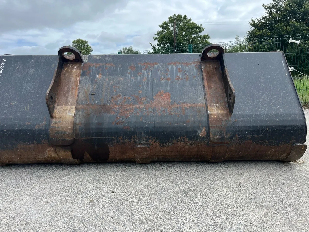 7 foot 6 inch bucket for loader ,telehandler - Image 2