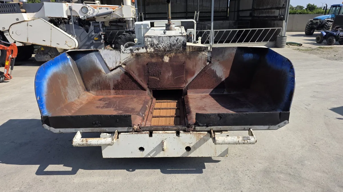 Caterpillar Bitelli AP255E Tracked Paver (BB 621) - Image 2