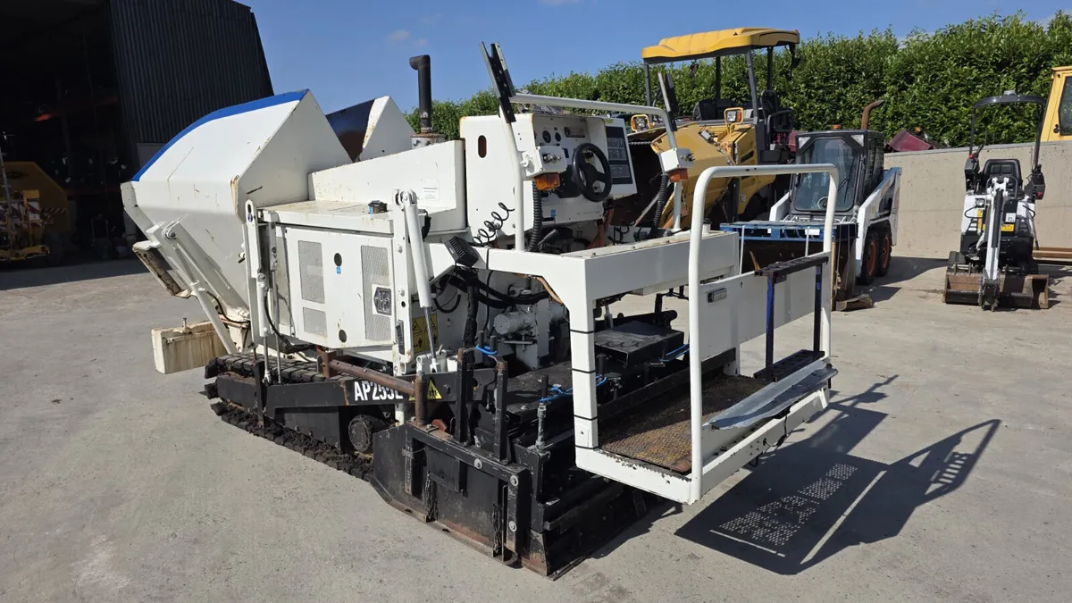 Caterpillar Bitelli AP255E Tracked Paver (BB 621) - Image 4