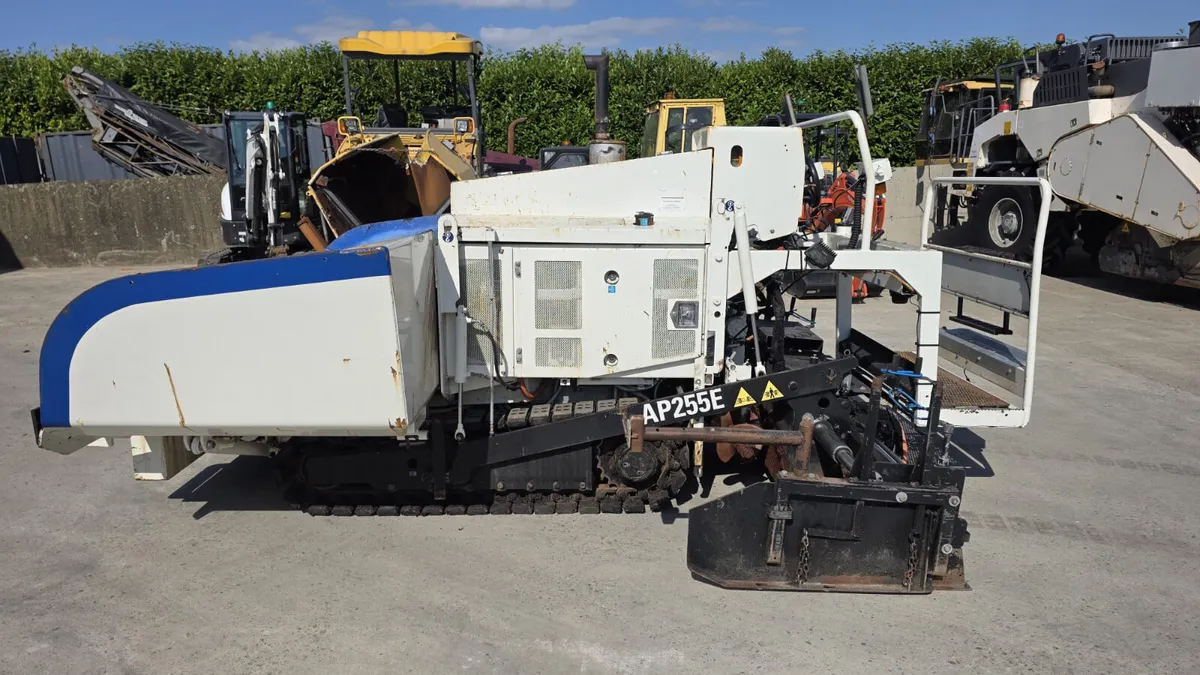 Caterpillar Bitelli AP255E Tracked Paver (BB 621) - Image 3