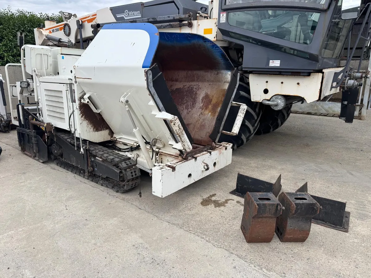 Caterpillar Bitelli AP255E Tracked Paver (BB 621) - Image 1