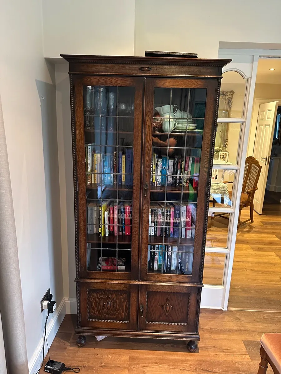 Bookcase display cabinet - Image 1