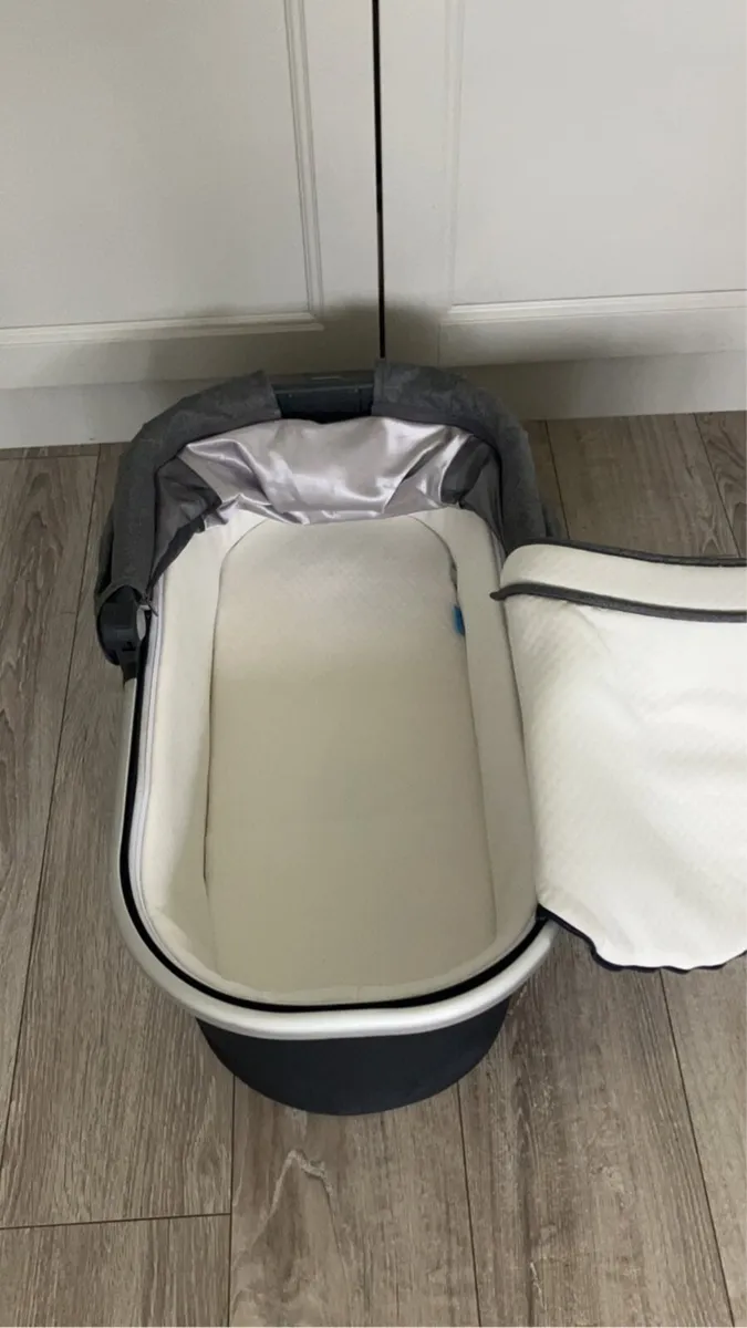Uppababy Vista V2 Bundle - Image 2