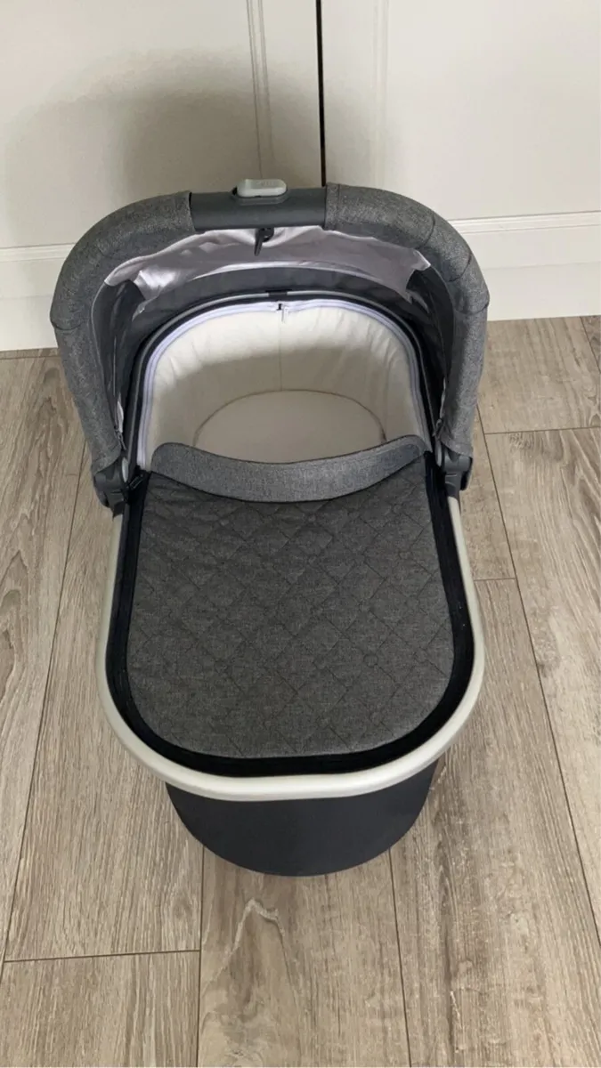 Uppababy Vista V2 Bundle - Image 1