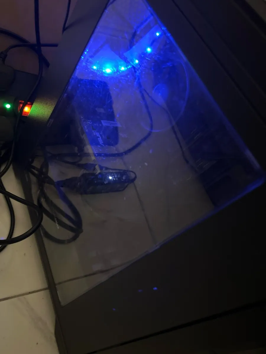 Gaming PC (including a monitor) - Image 1