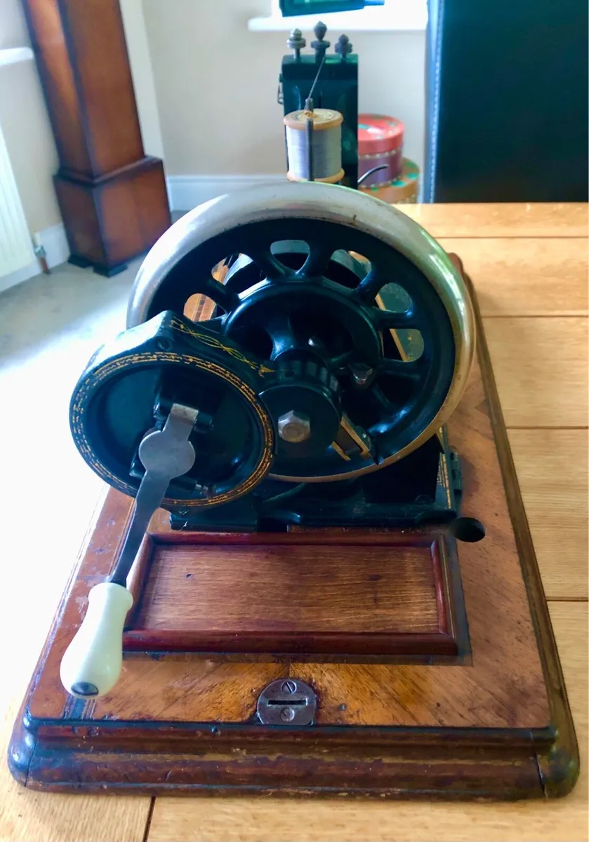 Antique sewing machine - Image 3
