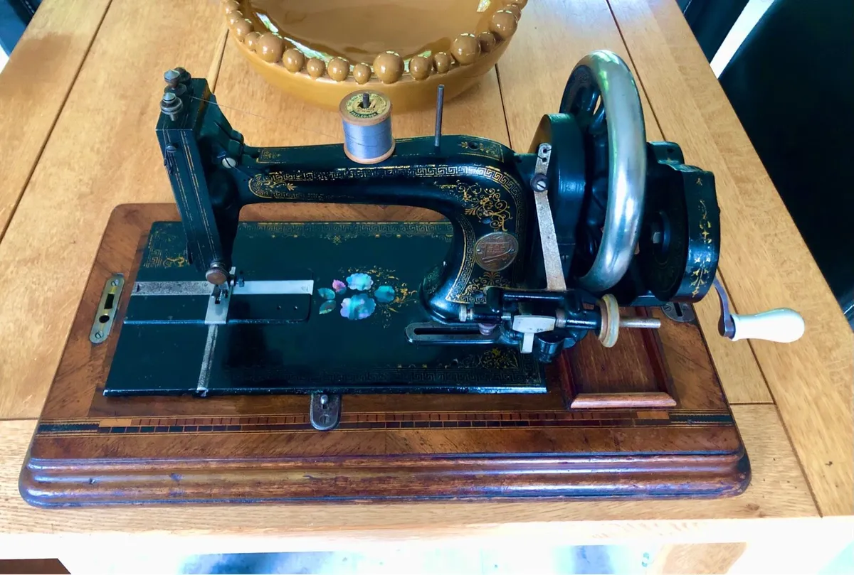 Antique sewing machine - Image 4