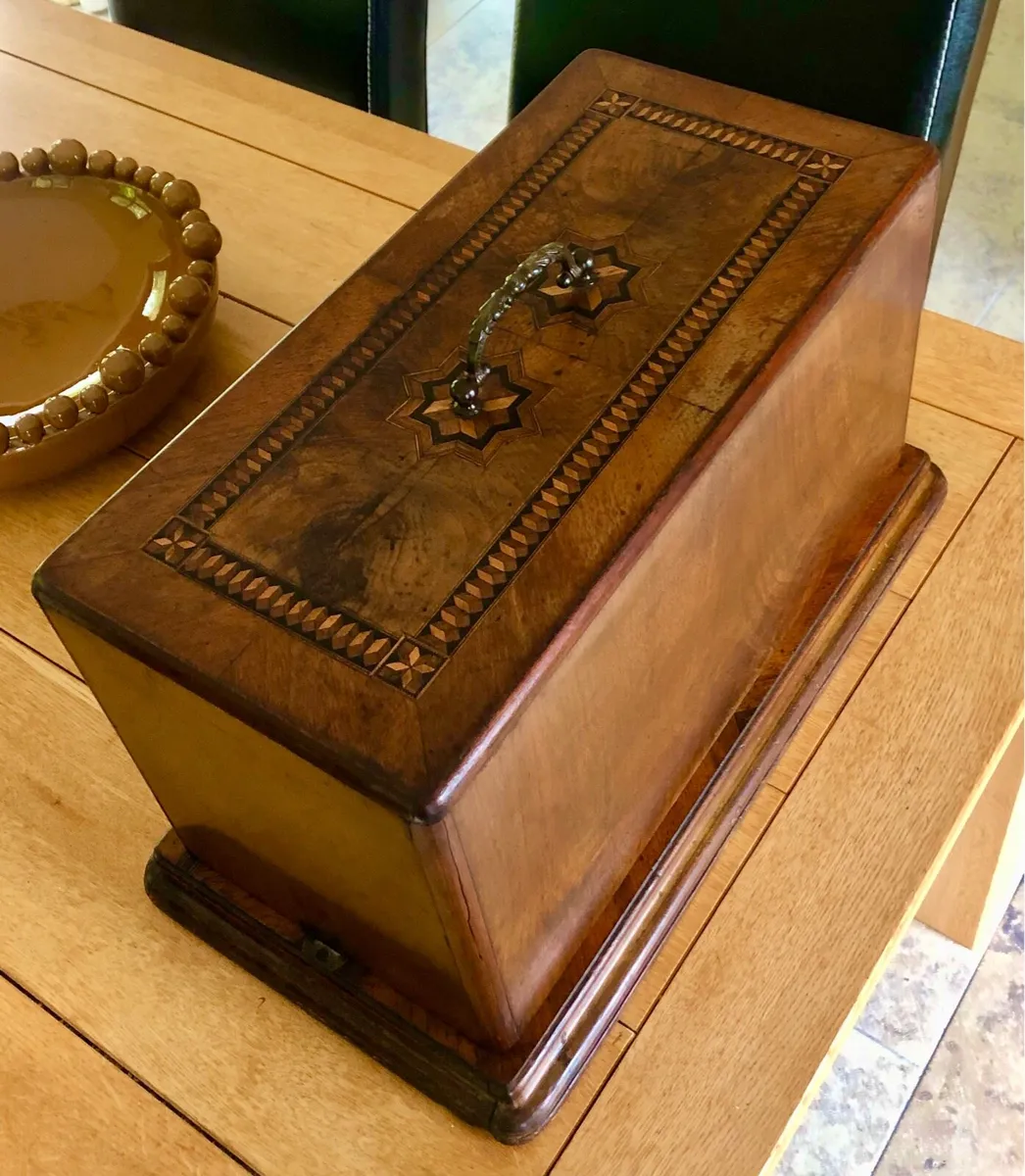 Antique sewing machine - Image 1