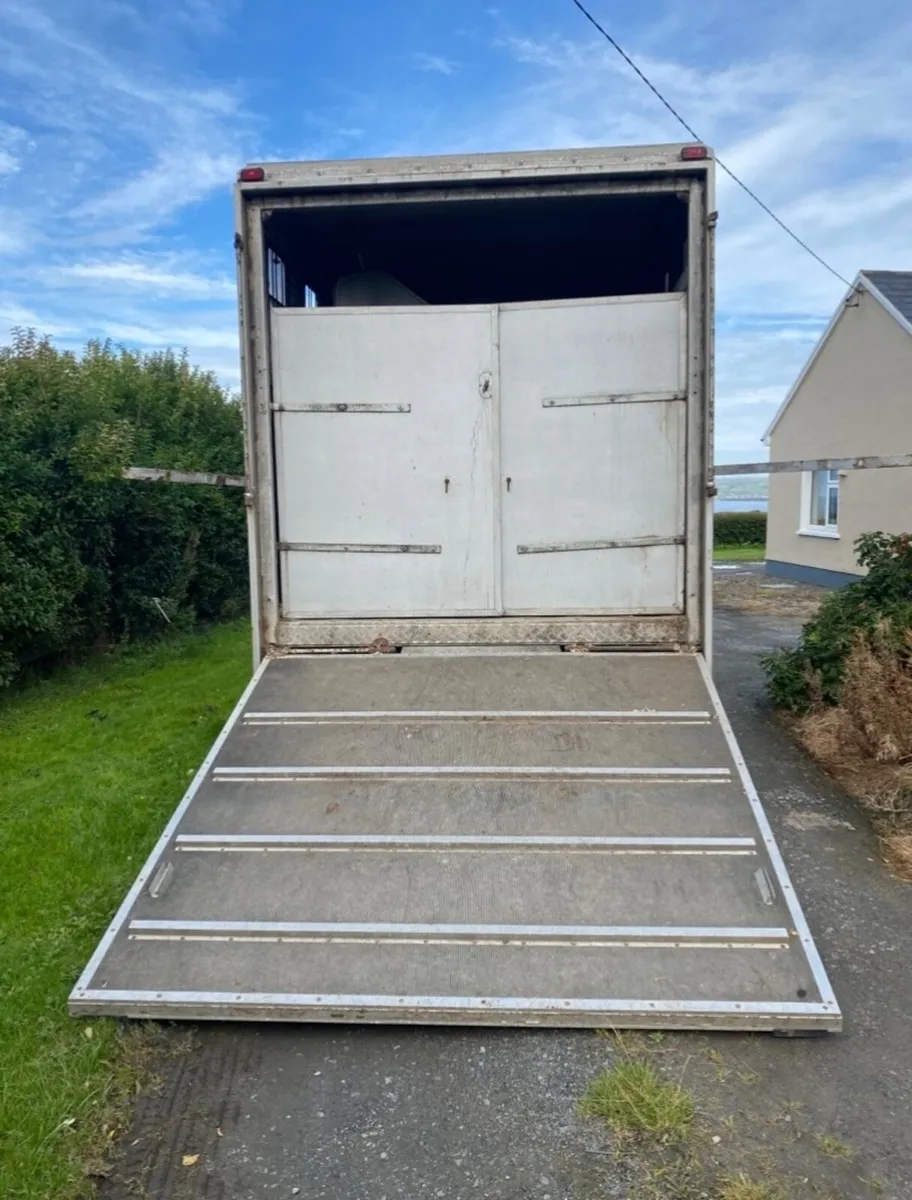7.5 Tonne Horse Lorry - Image 2