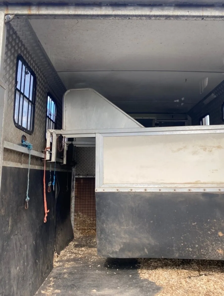 7.5 Tonne Horse Lorry - Image 3