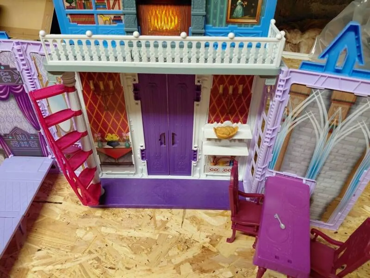 Frozen 2 Fold and Go castle - Image 2