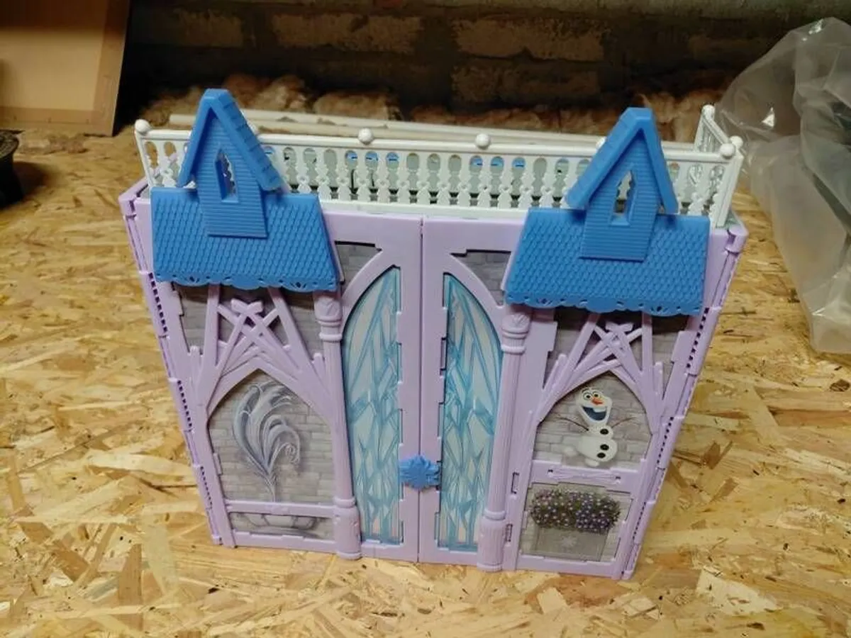 Frozen 2 Fold and Go castle - Image 3