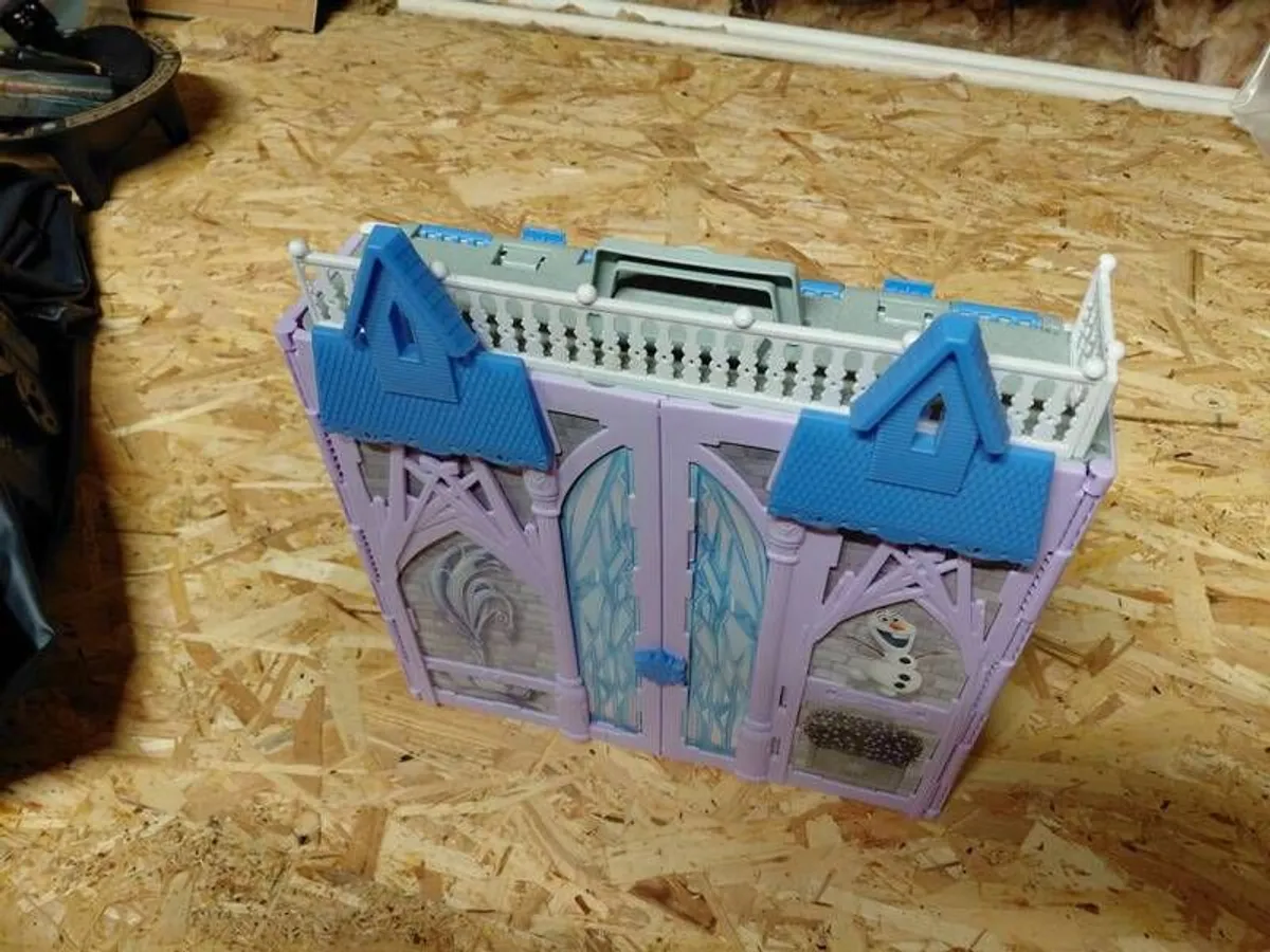 Frozen 2 Fold and Go castle - Image 4
