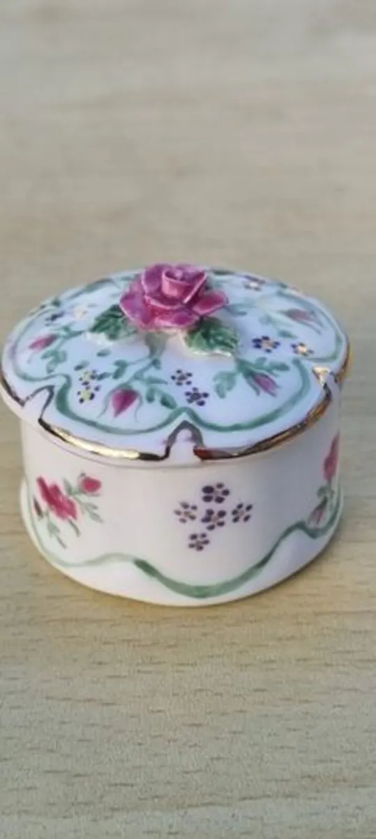 Vintage porcelain trinket box - Image 1