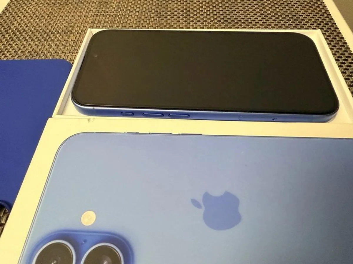 iPhone 16 128GB Ultramarine - Image 3