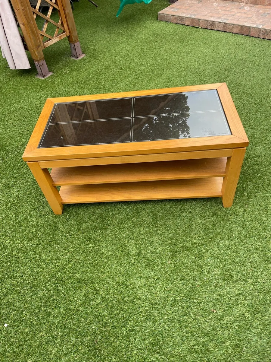 Coffee table/television table, curtain poles - Image 1