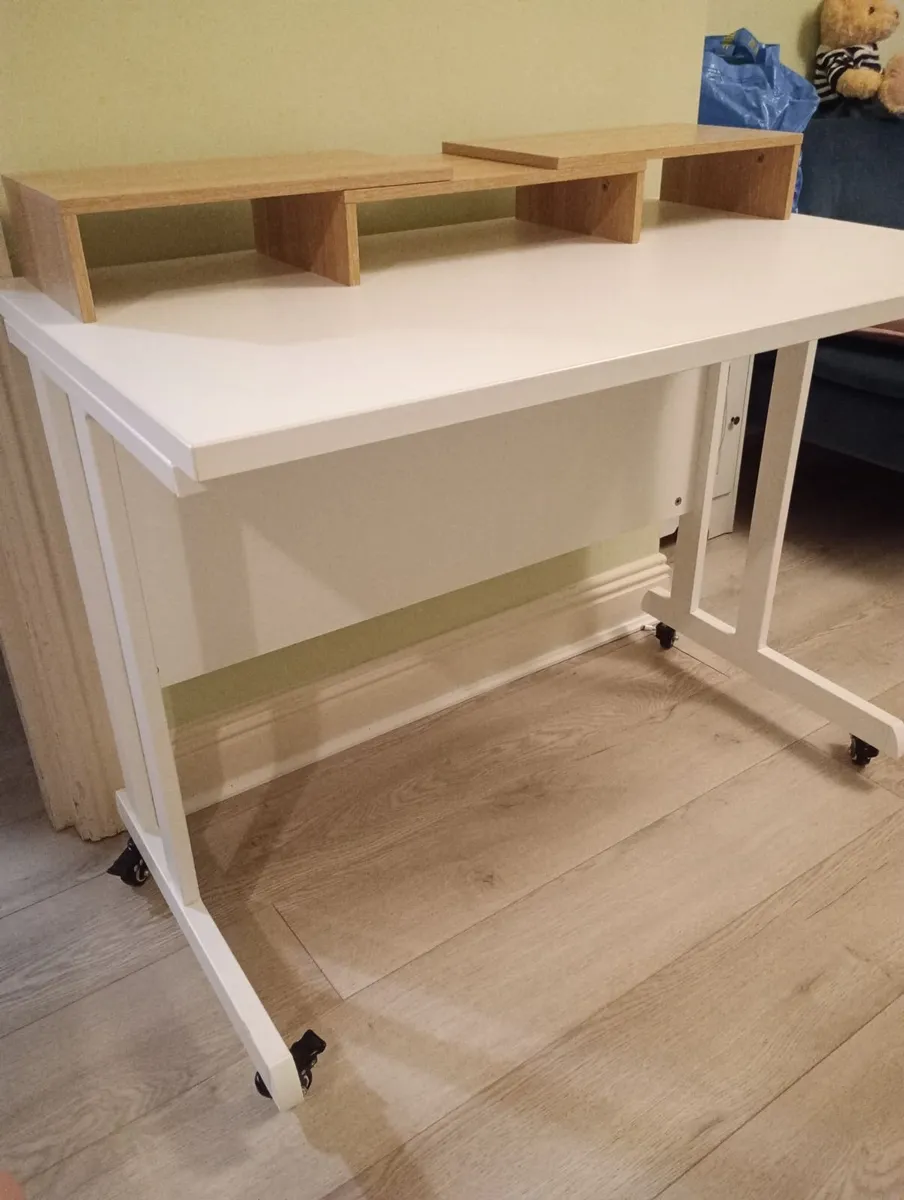 Desk with castors - Image 1