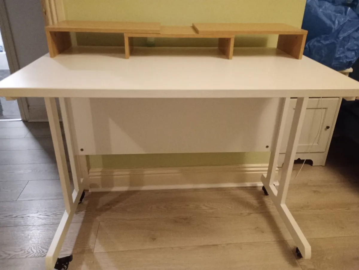 Desk with castors - Image 2
