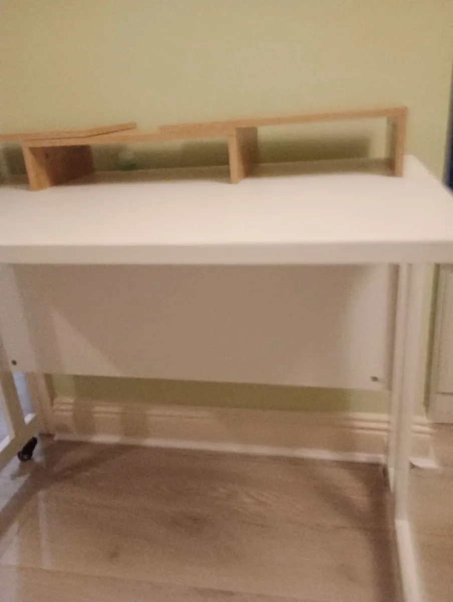 Desk with castors - Image 3