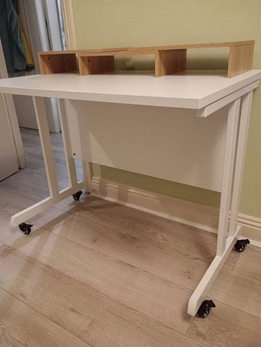 Desk with castors - Image 4
