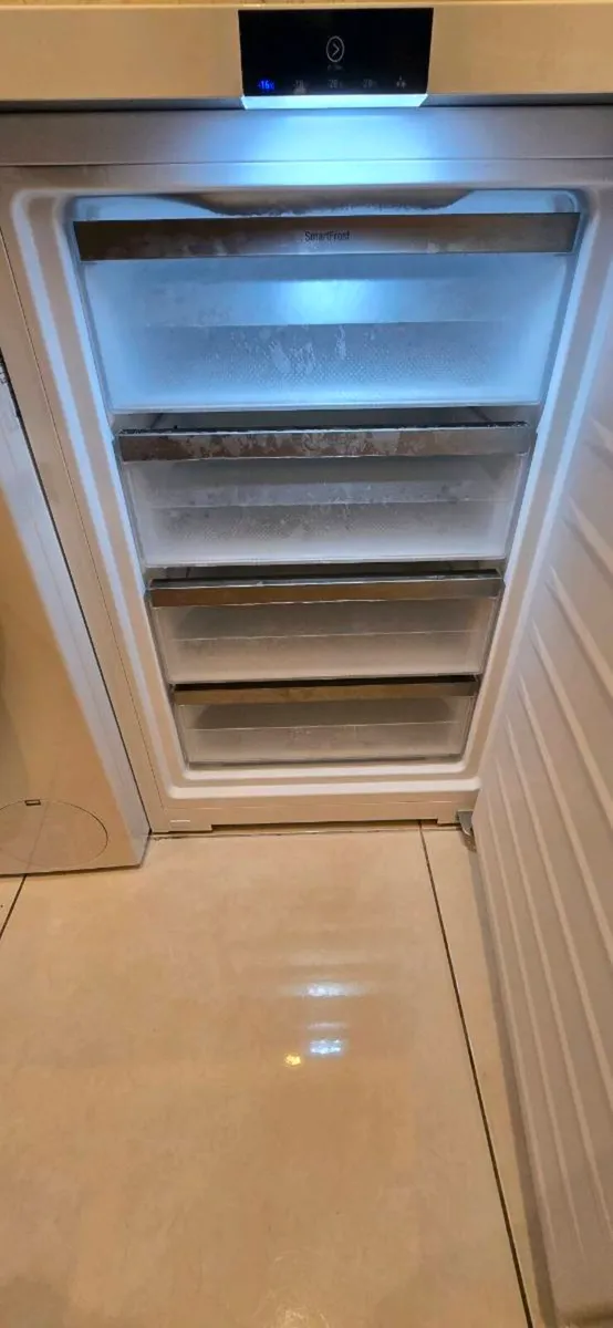 Fridge Freezer UnderCounter like new Under waranty - Image 3