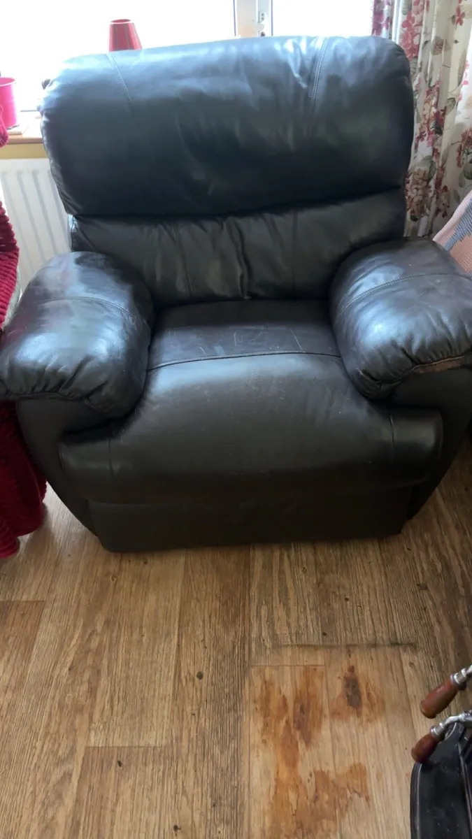 Reclining couch and arm chairs - Image 2