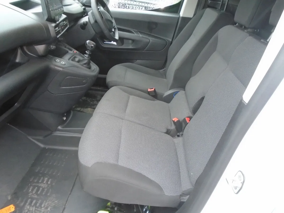 2025 Peugeot Partner PROFESSIONAL 100HP. - Image 4
