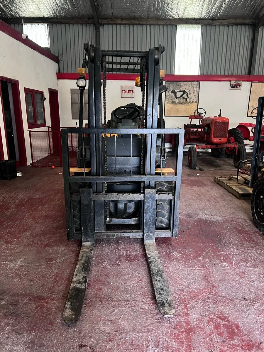 3 ton forklift - Image 2