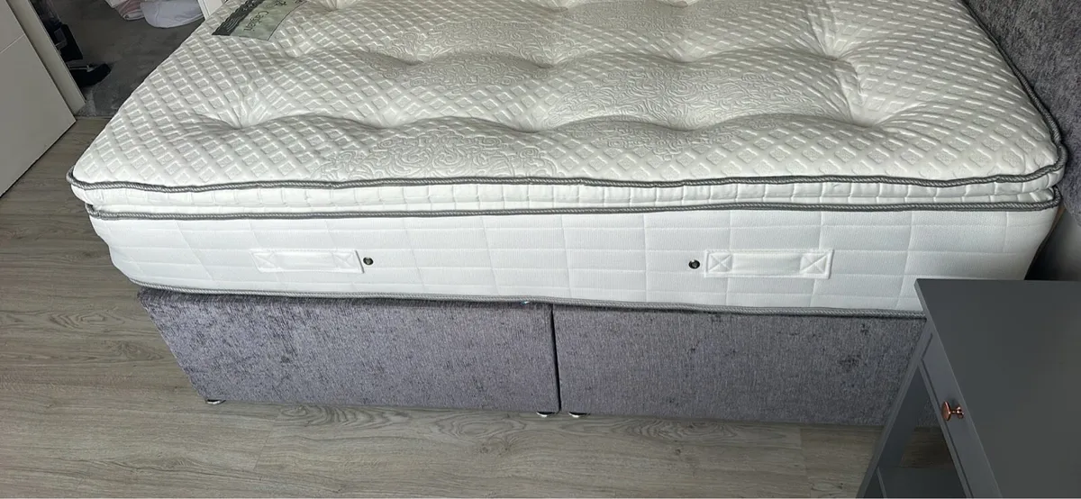 Double bed and lockers - Image 2