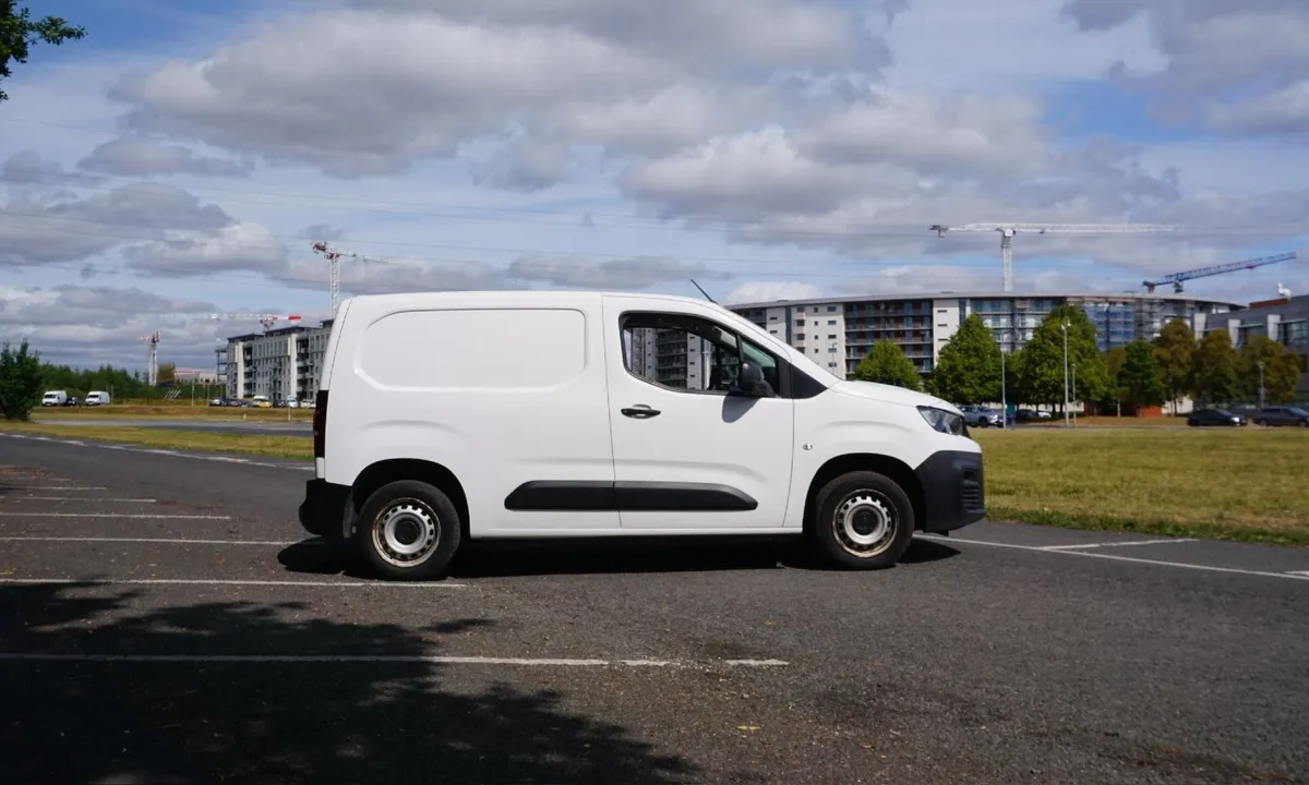 212 Peugeot Partner - 3 Seat Crew - One Owner - Image 4