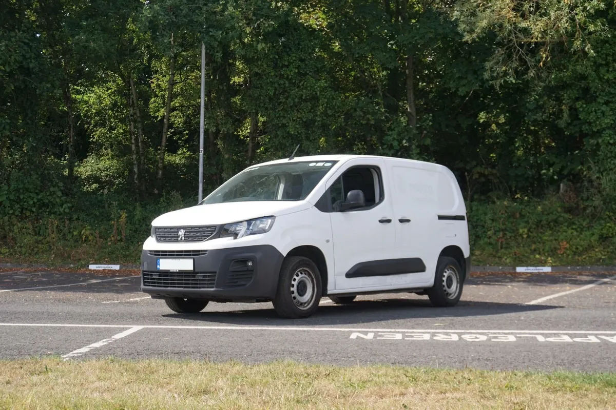 212 Peugeot Partner - 3 Seat Crew - One Owner - Image 1