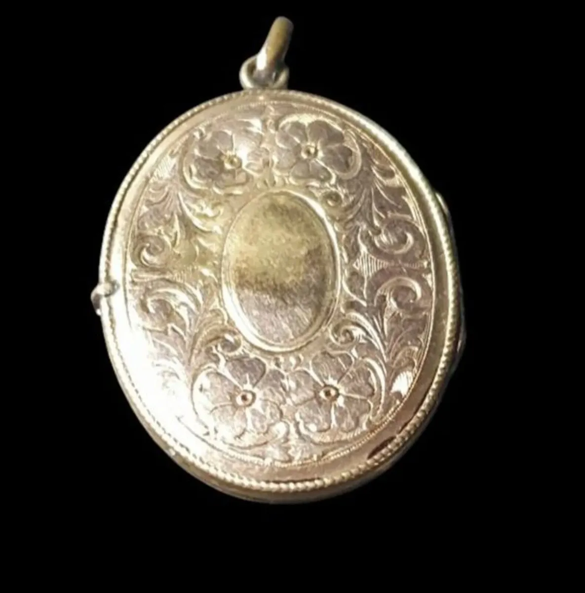 Large Antique Victorian 15ct Gold Engraved Locket - Image 2