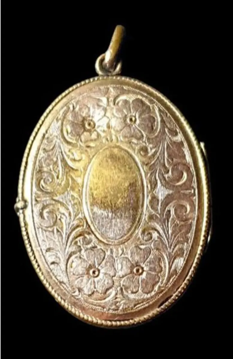 Large Antique Victorian 15ct Gold Engraved Locket - Image 3