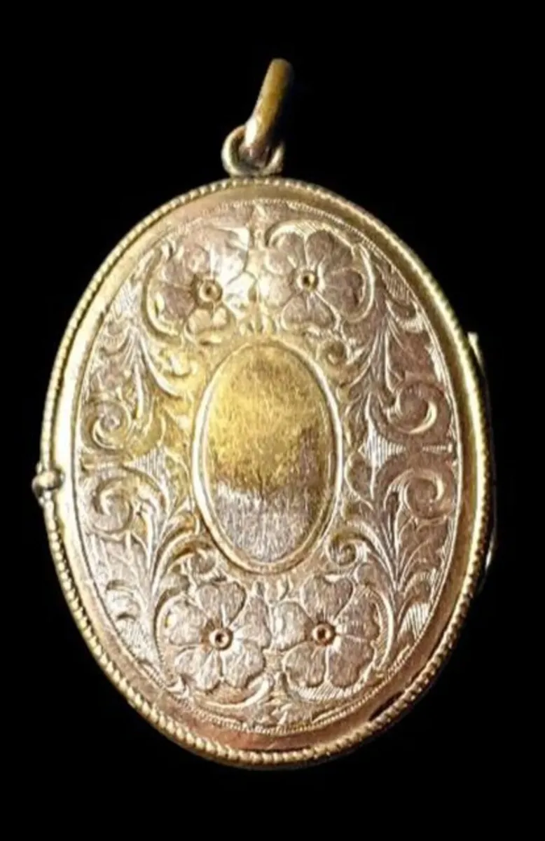 Large Antique Victorian 15ct Gold Engraved Locket - Image 1