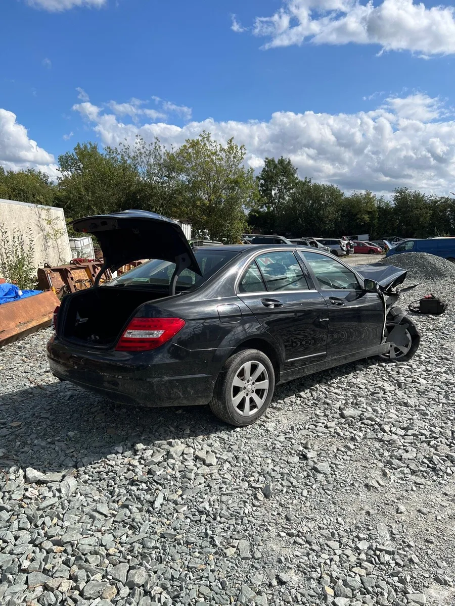 Breaking Mercedes c200 2012 w204 651 197 - Image 1
