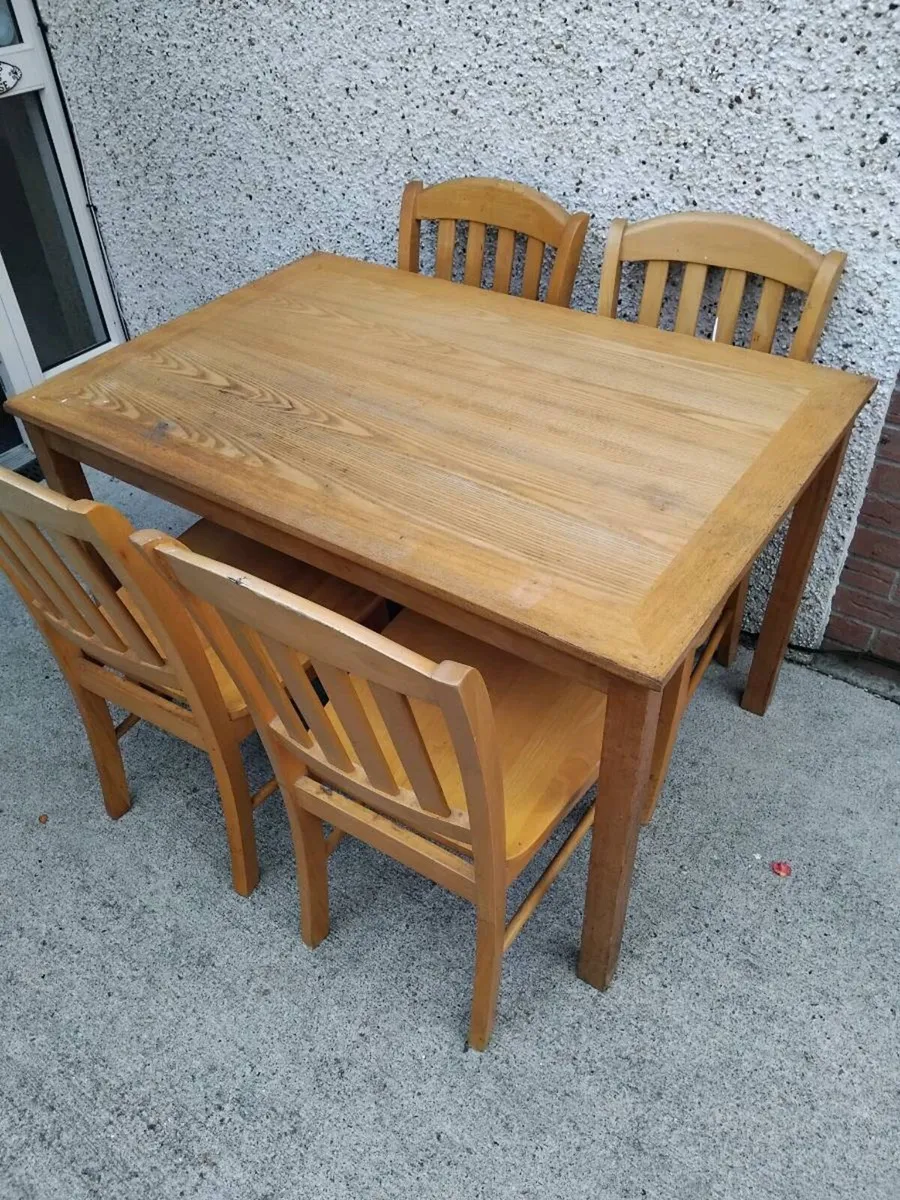Table and chairs - Image 1