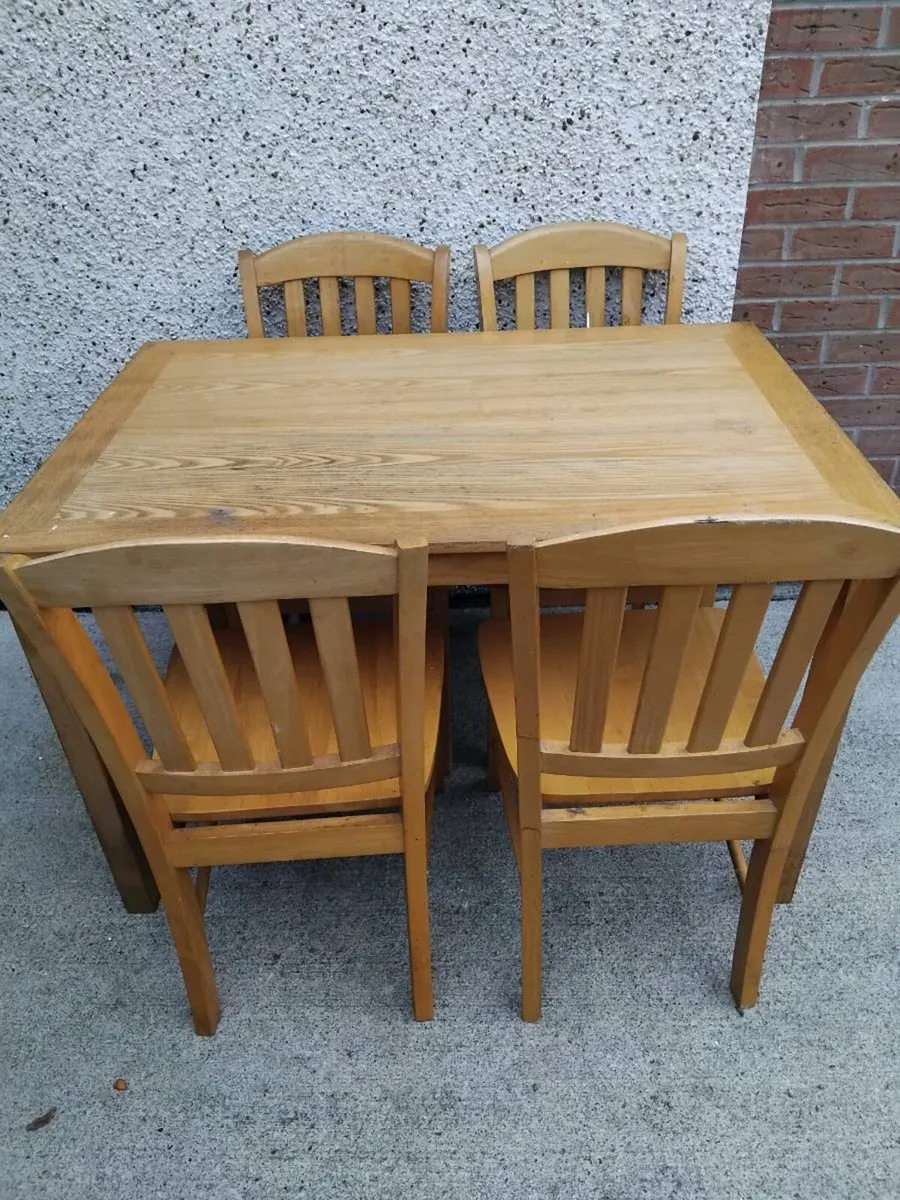 Table and chairs - Image 2