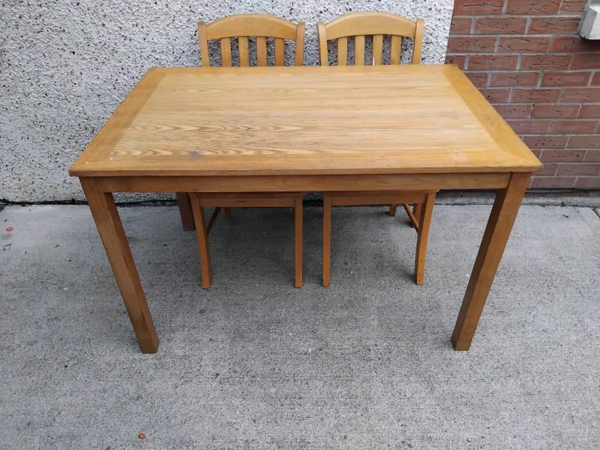Table and chairs - Image 3