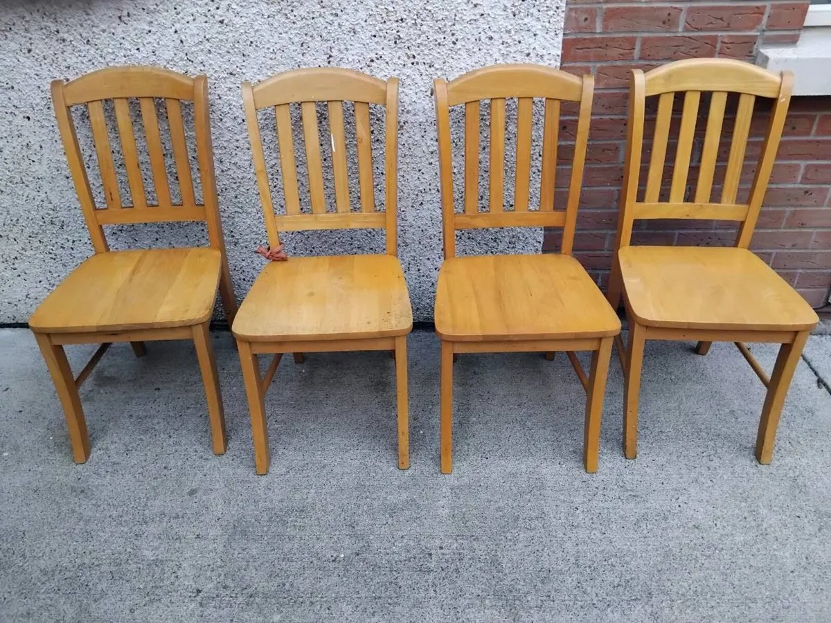 Table and chairs - Image 4