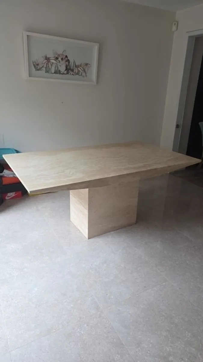 Stone table - Image 1