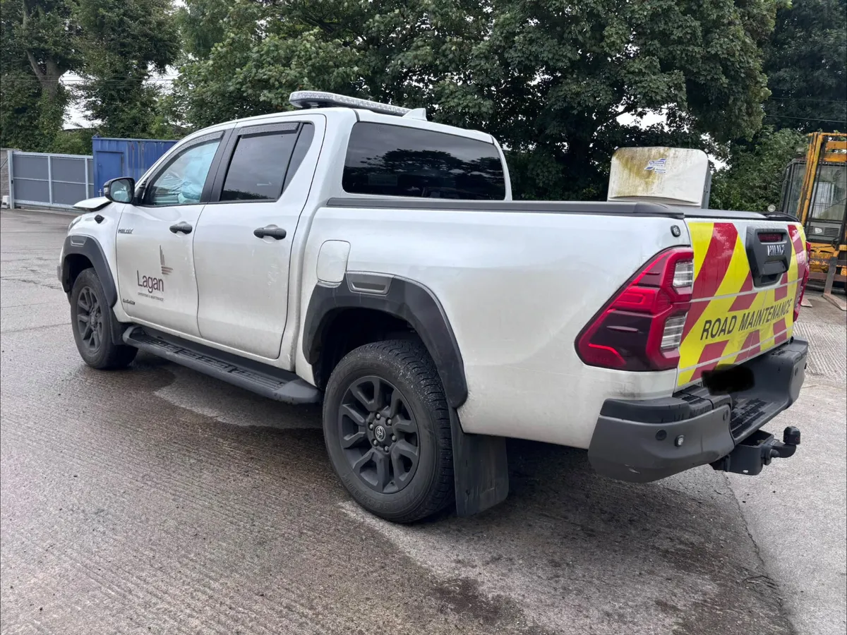 Toyota Hilux Invincible Automatic 2025 - Image 4