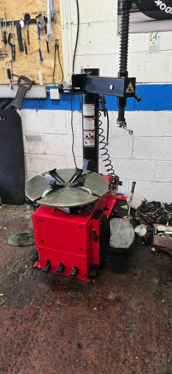 Pacini tyre changer and wheel balancer - Image 1