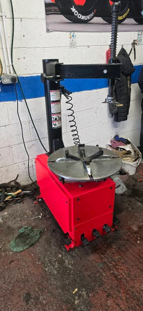 Pacini tyre changer and wheel balancer - Image 2