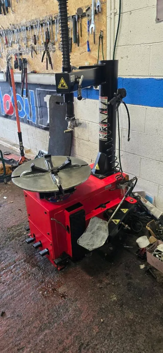 Pacini tyre changer and wheel balancer - Image 3