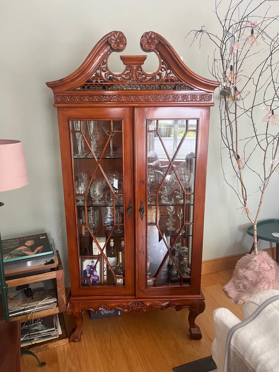 China cabinet - Image 1