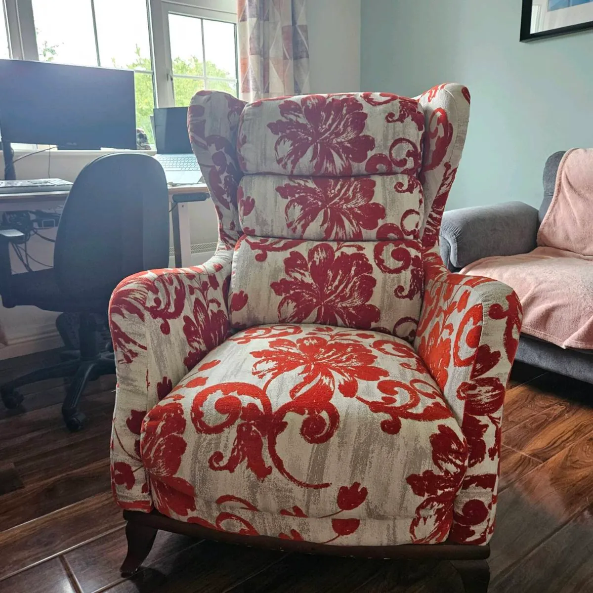 Beautiful wing-backed Accent Chair - Image 1